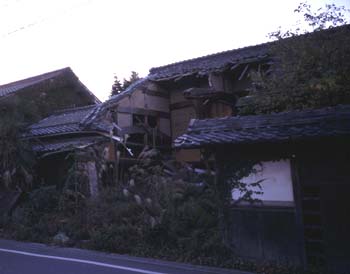 朽ち果て民家