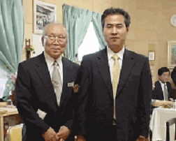 いきいき館「たいこ橋」館長の深山謙治氏(左)と共に